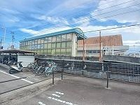 近くの学園通り駅さんまで1,400m（徒歩18分）