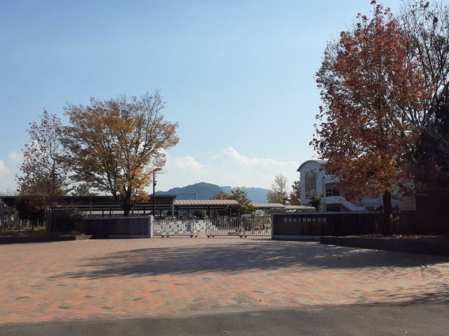 近くの舞鶴中学校まで750m(徒歩10分)