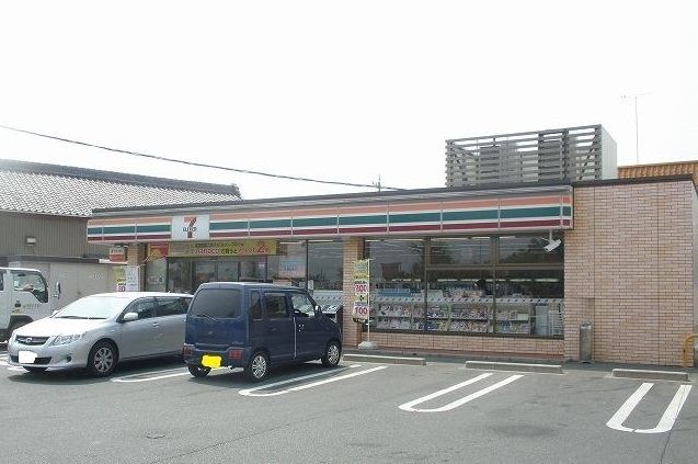 近くのセブンイレブン豊川インター店様まで900m（徒歩12分）