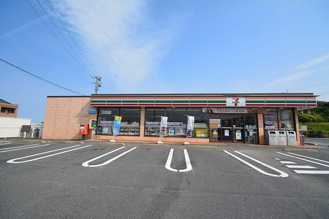 近くのセブンイレブン苅田与原店まで20m(徒歩1分)