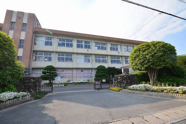 近くの与原小学校まで1,100m(徒歩14分)