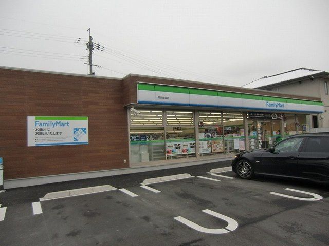 近くのファミリーマート栗東御園店まで1,084m（徒歩14分）