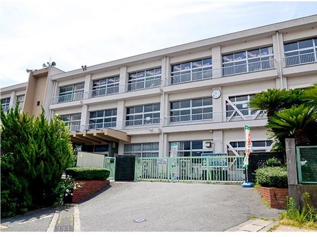 近くの赤崎小学校まで210m（徒歩3分）