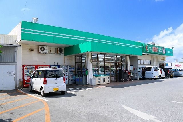 近くのタウンプラザかねひで読谷店まで1,100m（徒歩14分）
