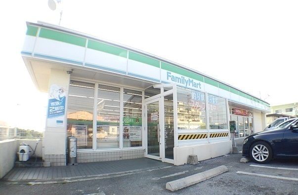 近くのファミリーマート読谷とや店まで210m（徒歩3分）