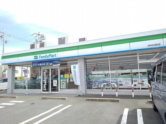 近くのファミリーマートまで67m（徒歩1分）