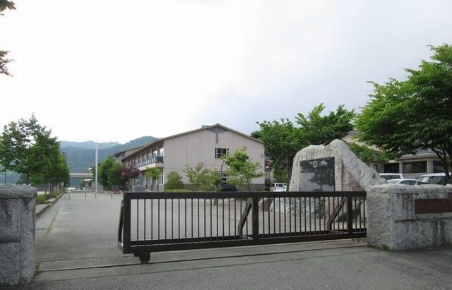 近くの忍野小学校まで2,200m（徒歩28分）