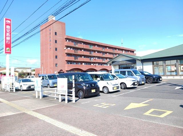 近くの鹿児島銀行国分西支店まで1,700m（徒歩22分）