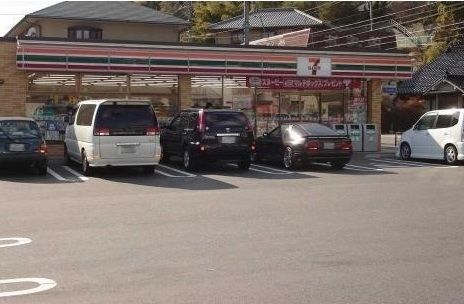 近くのセブンイレブンまで450m（徒歩6分）