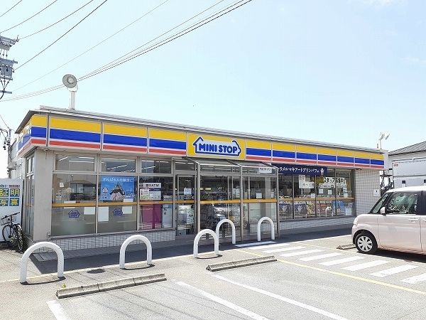 近くのミニストップ野町店まで700m(徒歩9分)
