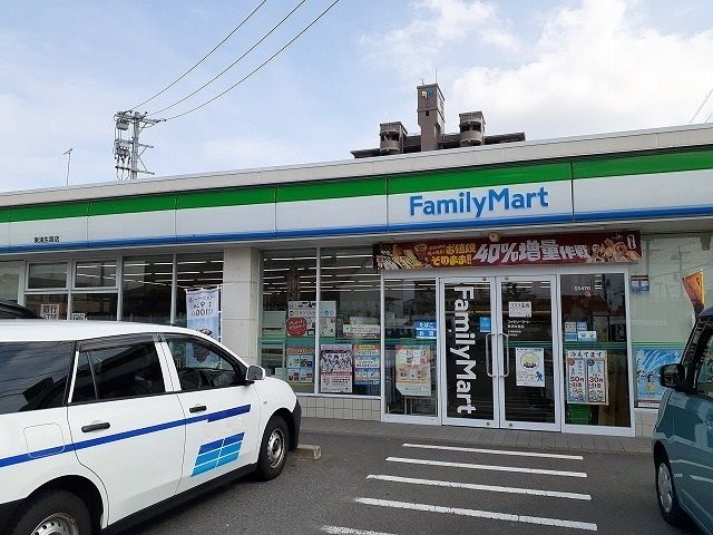 近くのコンビニまで563m（徒歩8分）