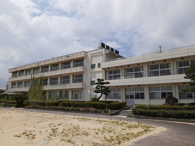 近くの生路小学校まで745m（徒歩10分）
