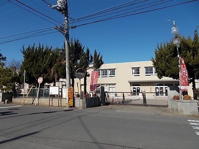 近くの谷田部小学校まで2,200m(徒歩28分)