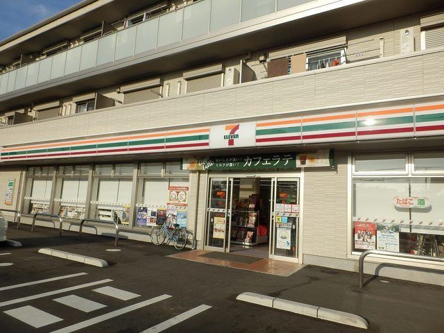 近くのセブンイレブン吉川さくら通り店まで120m（徒歩2分）