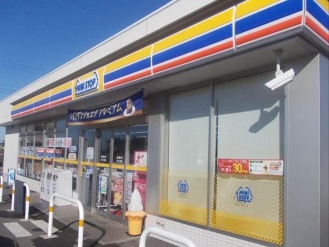 近くのコンビニまで550m（徒歩7分）