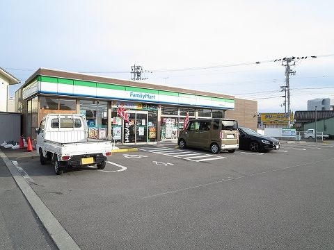 近くのファミリーマート和田島店さんまで1,100m(徒歩14分)