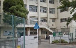 近くの中学校まで608m（徒歩8分）