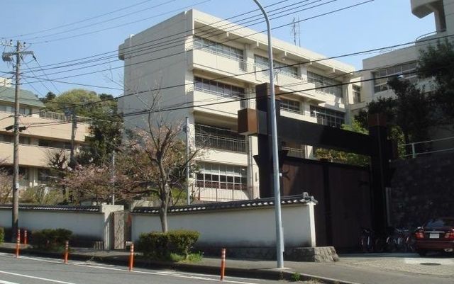 近くの小学校まで881m（徒歩12分）