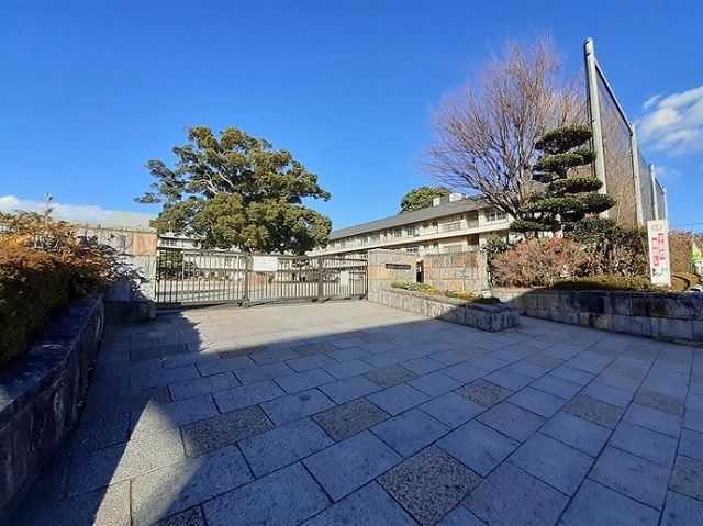 近くの相模原市立新磯小学校まで400m(徒歩5分)