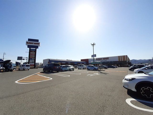 近くのサニーマート高岡店まで700m（徒歩9分）