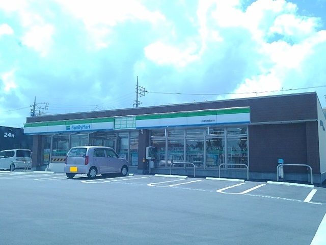 近くのファミリーマート沖縄税務署前店まで300m（徒歩4分）