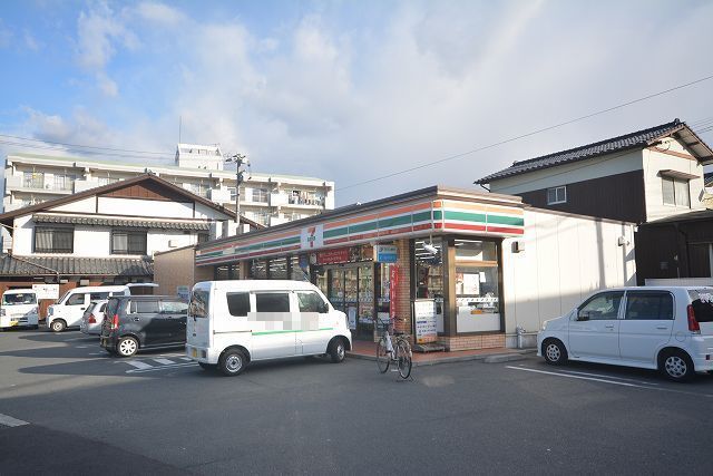 近くのセブンイレブンまで400m(徒歩5分)