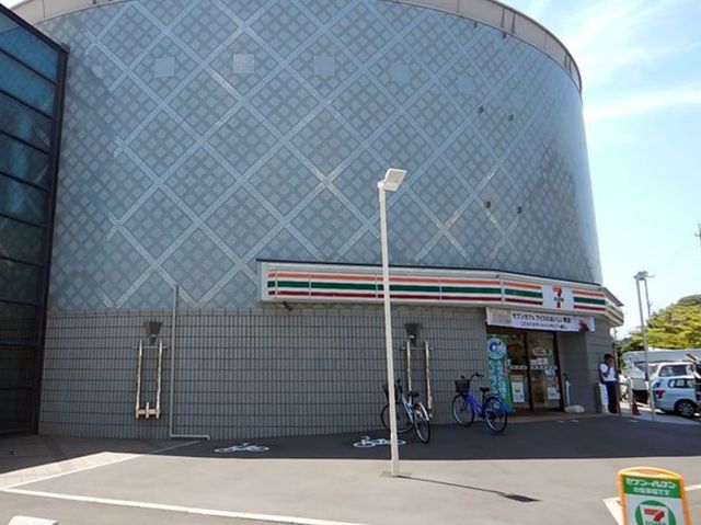 近くのコンビニまで600m（徒歩8分）
