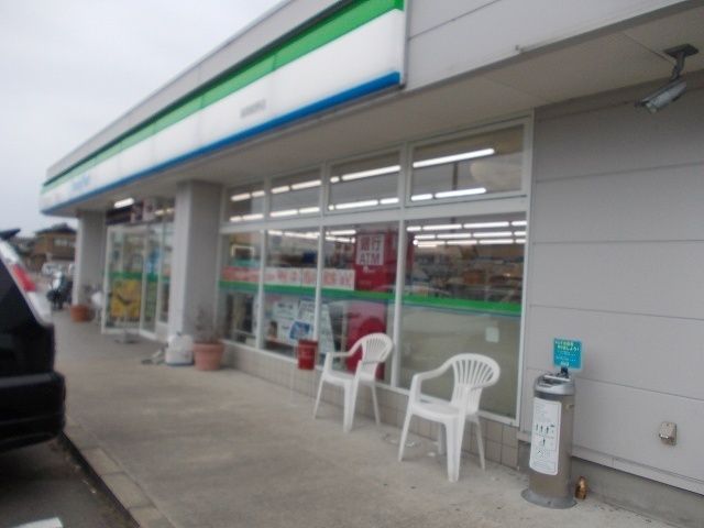 近くのファミリーマートまで750m（徒歩10分）