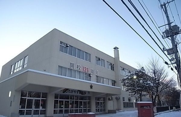 近くの新琴似小学校まで240m（徒歩3分）