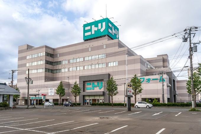 近くのニトリ麻生店まで700m（徒歩9分）