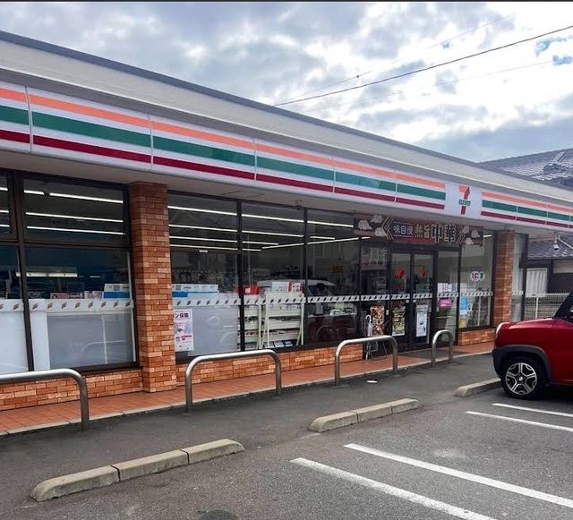 近くのセブンイレブン川尻店まで400m(徒歩5分)