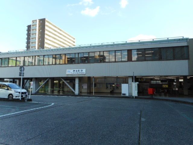 近くの津新町駅まで1,000m（徒歩13分）