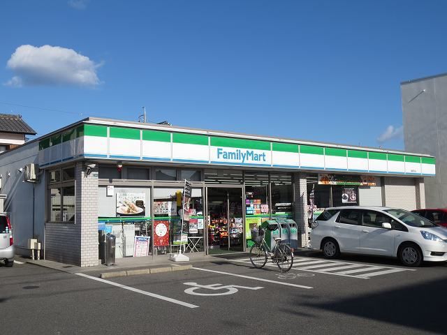 近くのファミリーマートまで650m（徒歩9分）