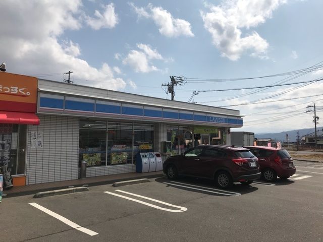 近くのローソン上田バイパス店まで300m（徒歩4分）