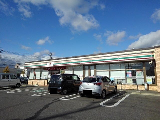 近くのセブンイレブン道伯5丁目店まで800m（徒歩10分）