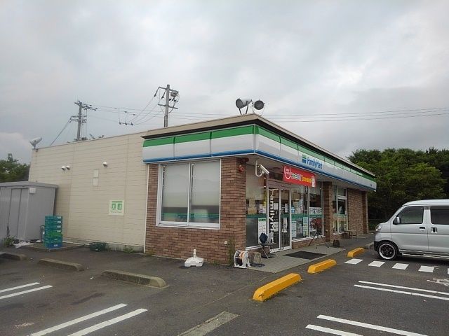 近くのファミリーマート豊中町店まで800m（徒歩10分）