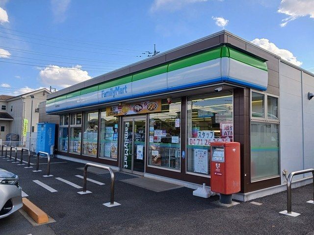 近くのファミリーマートまで470m（徒歩6分）
