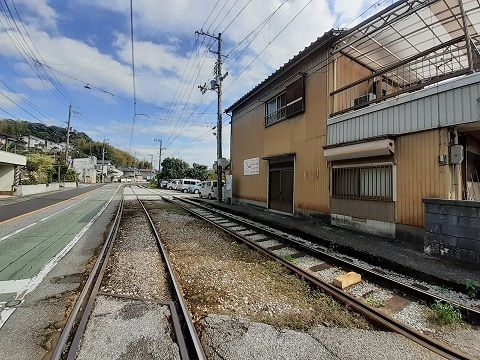 近くの明見橋駅まで1,500m（徒歩19分）