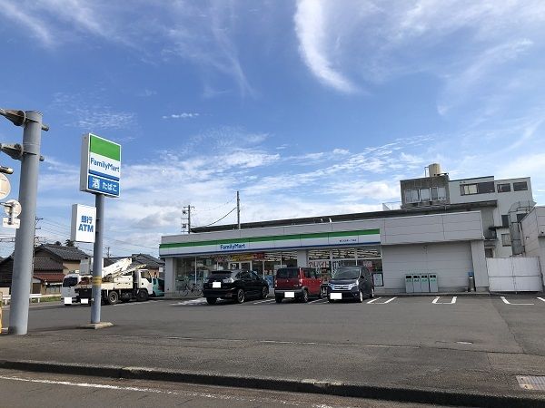 近くのファミリーマートまで160m(徒歩2分)