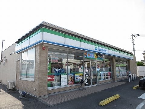 近くのファミリーマートさんまで1,300m（徒歩17分）
