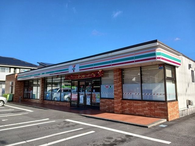 近くのセブンイレブン 松岡西店まで700m(徒歩9分)