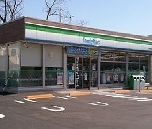 近くのファミリーマートまで250m（徒歩4分）