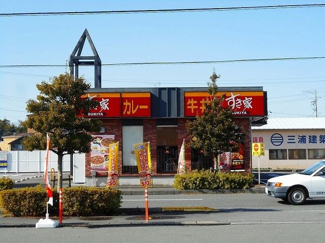近くのすき家菊川加茂店まで650m（徒歩9分）