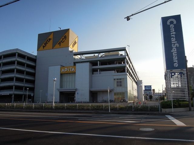 近くのセントラルスクエアまで1,700m（徒歩22分）
