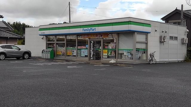 近くのファミリーマートまで830m（徒歩11分）