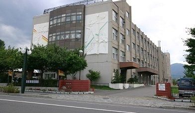 近くの発寒小学校まで850m（徒歩11分）