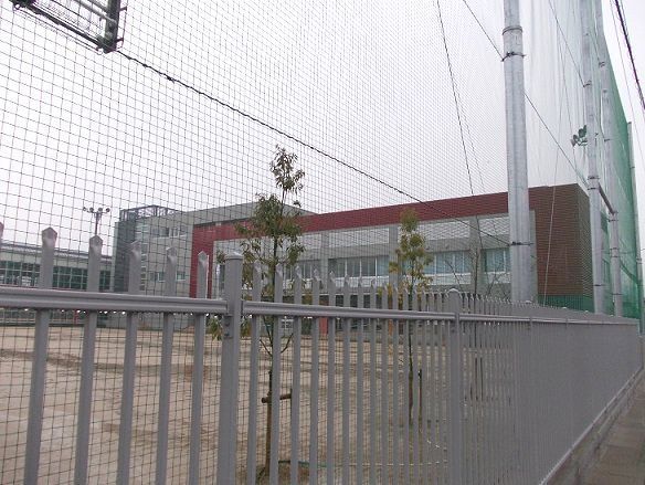 近くの国府小学校まで1,000m（徒歩13分）