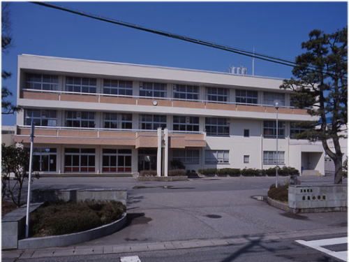 近くの雄島小学校まで550m（徒歩7分）