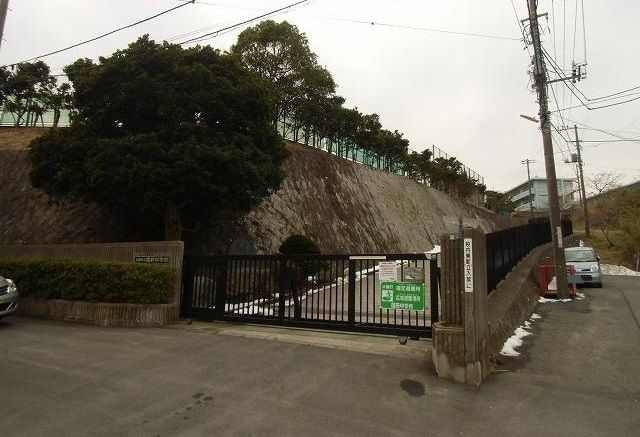 近くの中学校まで350m（徒歩5分）