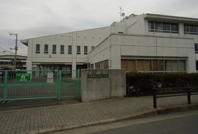 近くの小学校まで300m（徒歩4分）